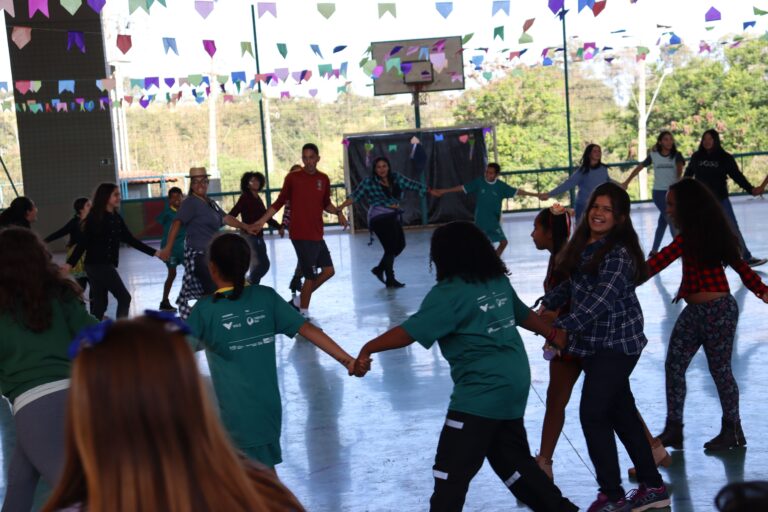 Educandos dançando quadrilha: “Olha a grande roda!”